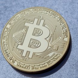 比特币滑向58,000美元，ETF资金流出和期权到期增加压力